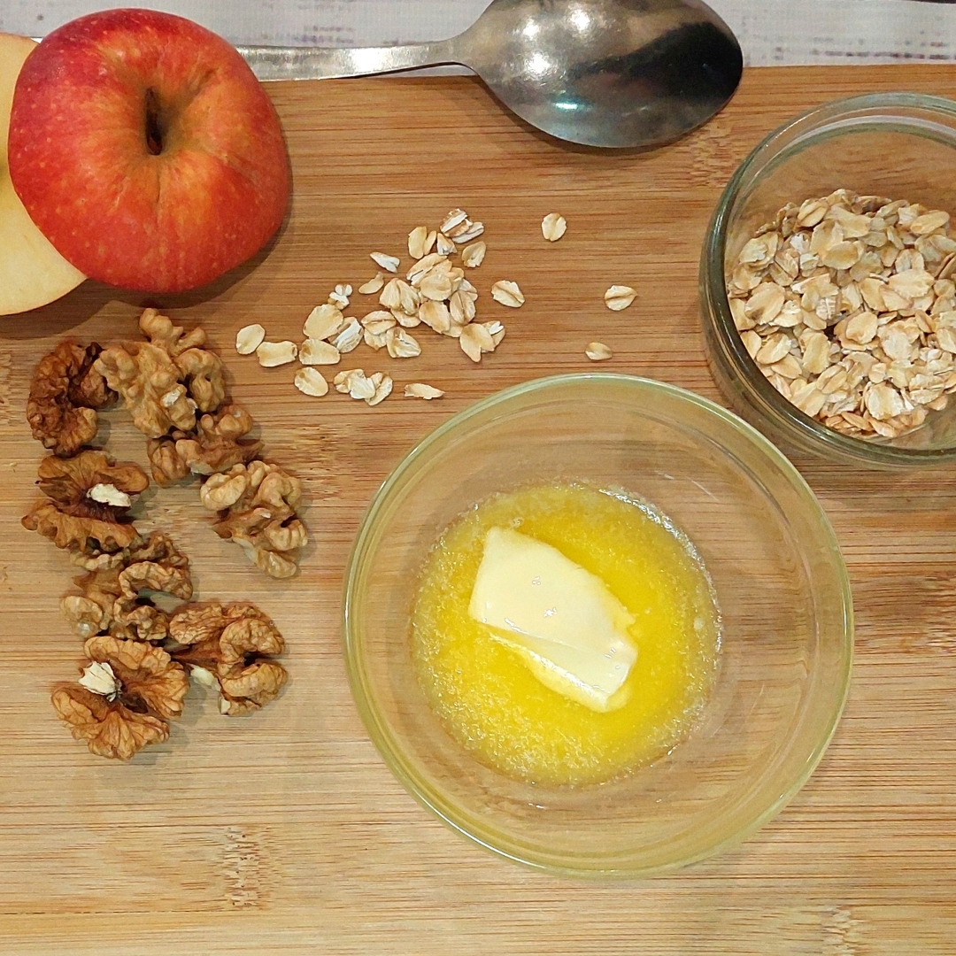 В топлёное масло добавляем овес, сахар, орехи, корицу и соль.