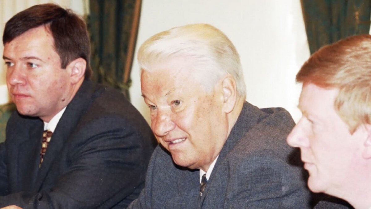 Путин согласился занять эту должность и стал заниматься организацией всех поездок Ельцина по стране, общаться с губернаторами. Источник: https://clck.ru/YRsyq