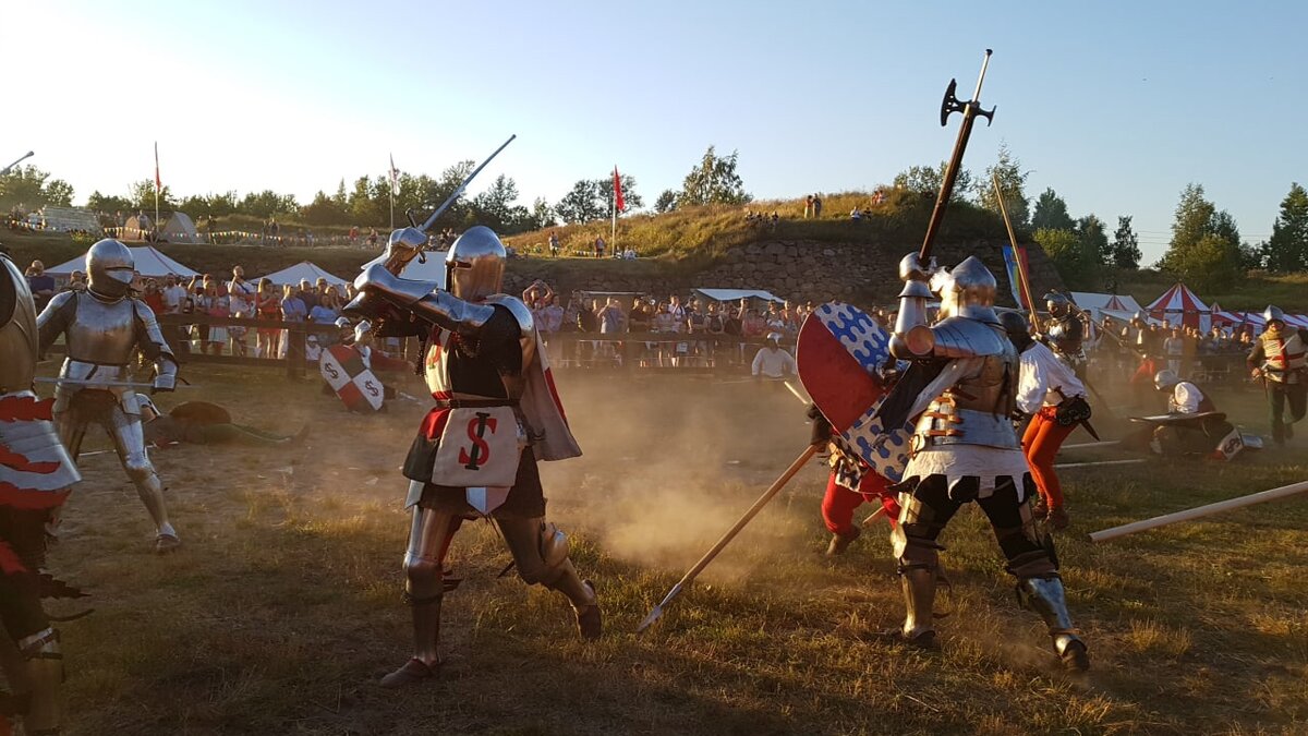 Групповое сражение латников. Фото из официальной группы мероприятия
