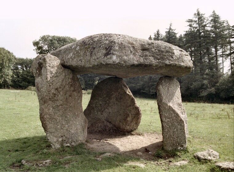 Spinsters' Rock ("Камень Дев"). Источник фото: http://www.stone-circles.org.uk/stone/spinstersrock.htm