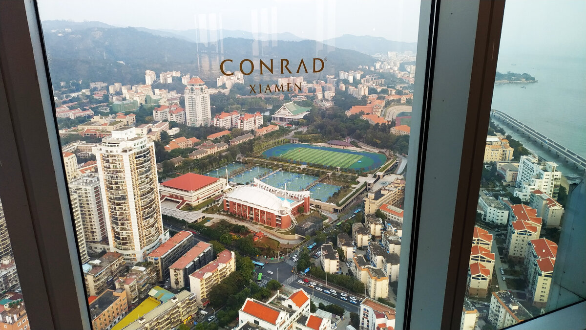 Вид на Сяменьский университет с панорамного окна здания Конрад Билдинг 