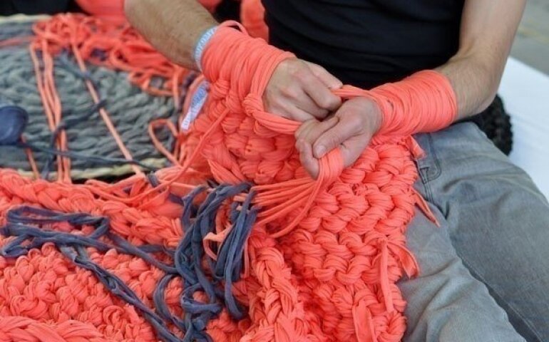 Очень интересная техника вязания- руками, без спиц и крючков. Картинка из сети интернет. 