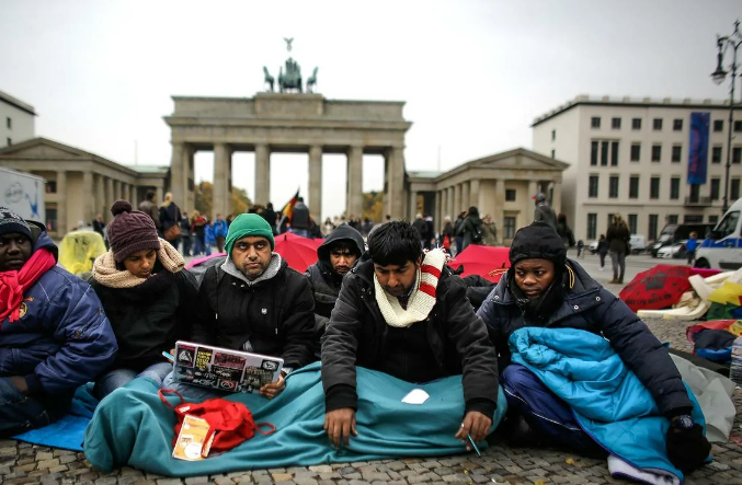 Мигранты с Востока в самом центре Берлина (фото из открытых источников)
