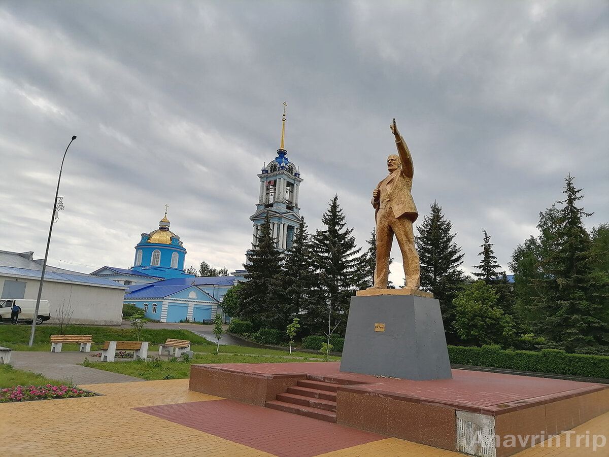 Статуя Ленина на фоне храма в Задонске. Такое соседство довольно символично отражает историю страны.