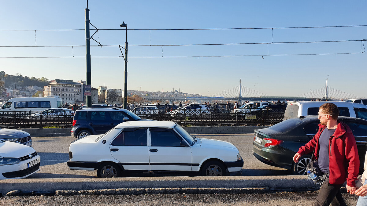 Субботняя суета на мосту Галата