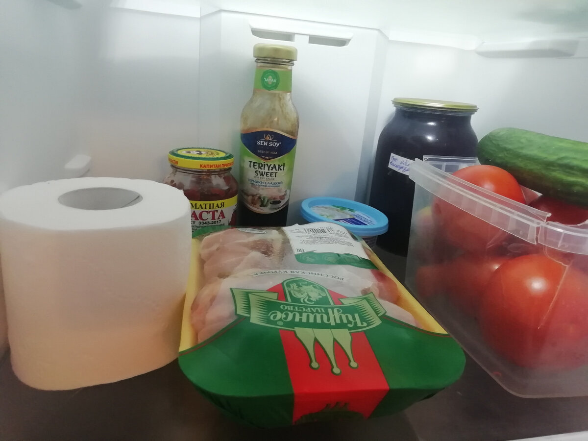 Туалетная бумага в моем холодильнике лежит вот так. Когда муж впервые увидел - посмеялся. Но теперь и сам кладет, если я забываю. 