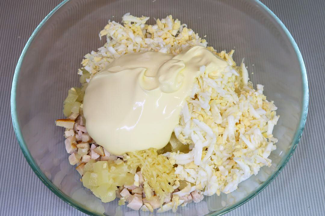 Слоеный салат с копченой курицей, ананасами и грецкими орехами