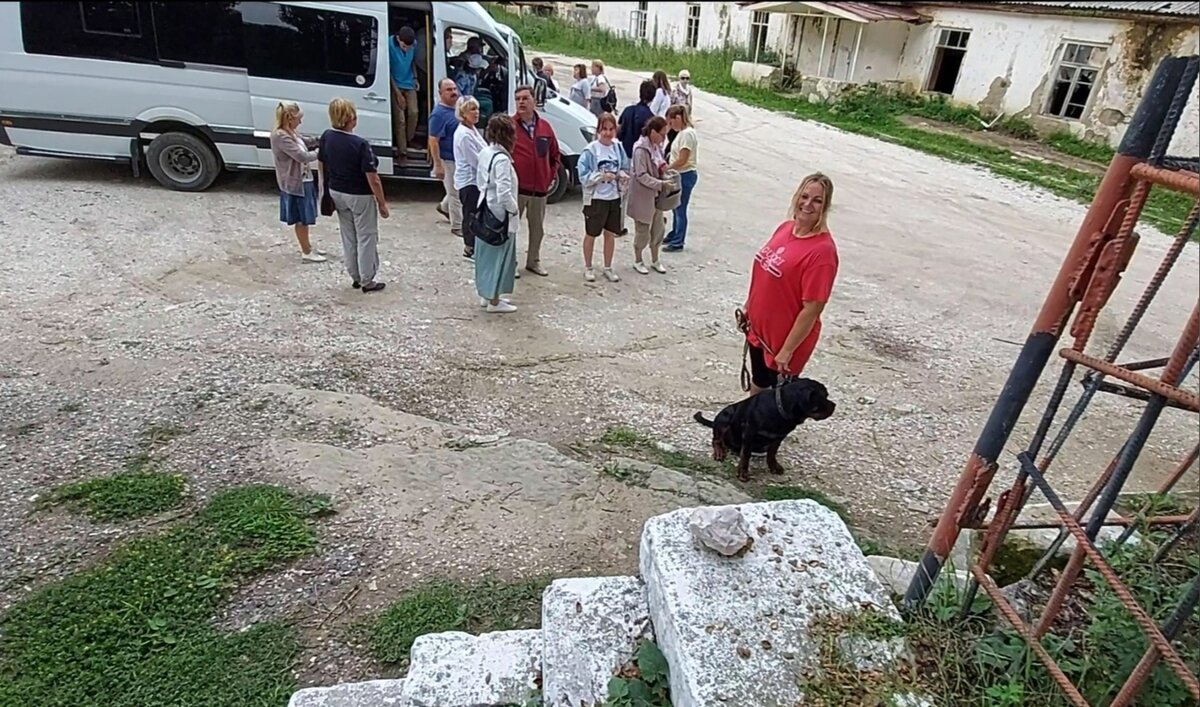 В Хунзахе, туристы вышли из автобуса, 