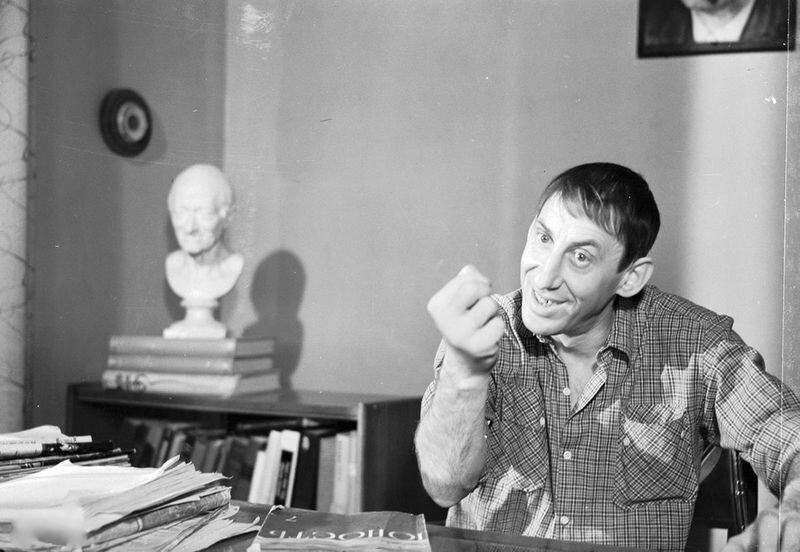 Фото: wikipedia.org Владимир Басов в роли полотера-философа в фильме "Я шагаю по Москве" (1964).