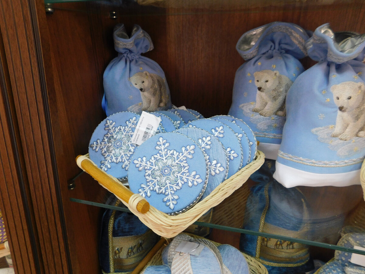 сувениры с вышивкой. новотихвинский монастырь в рождество. колива патриарх. мастерская ново тихвинского монастыря. церковная лавка тихвинского монастыря.