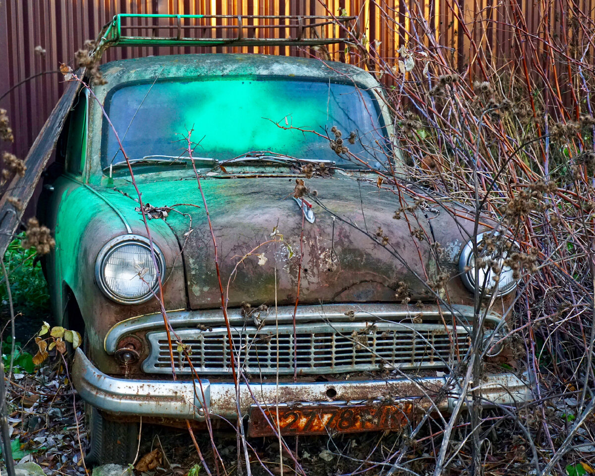 Маша стар. Старые большие машины. Retro chevrolet 1930. Стоянка раритетных авто. Старые битые машины.