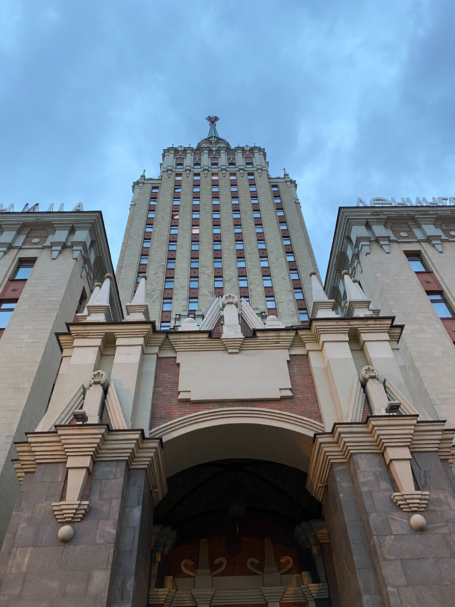 Фото автора. Важное условие: какая бы гостиница здесь не находилась, они не могут убрать название «Ленинградская» с фасада 