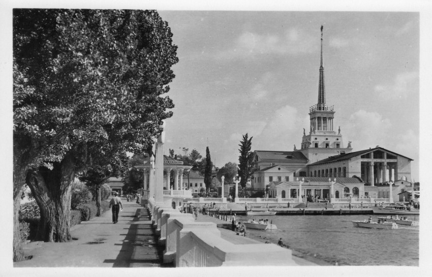 Оказывается тут были деревья О_о.  фото:https://vk.com/sochihistory 