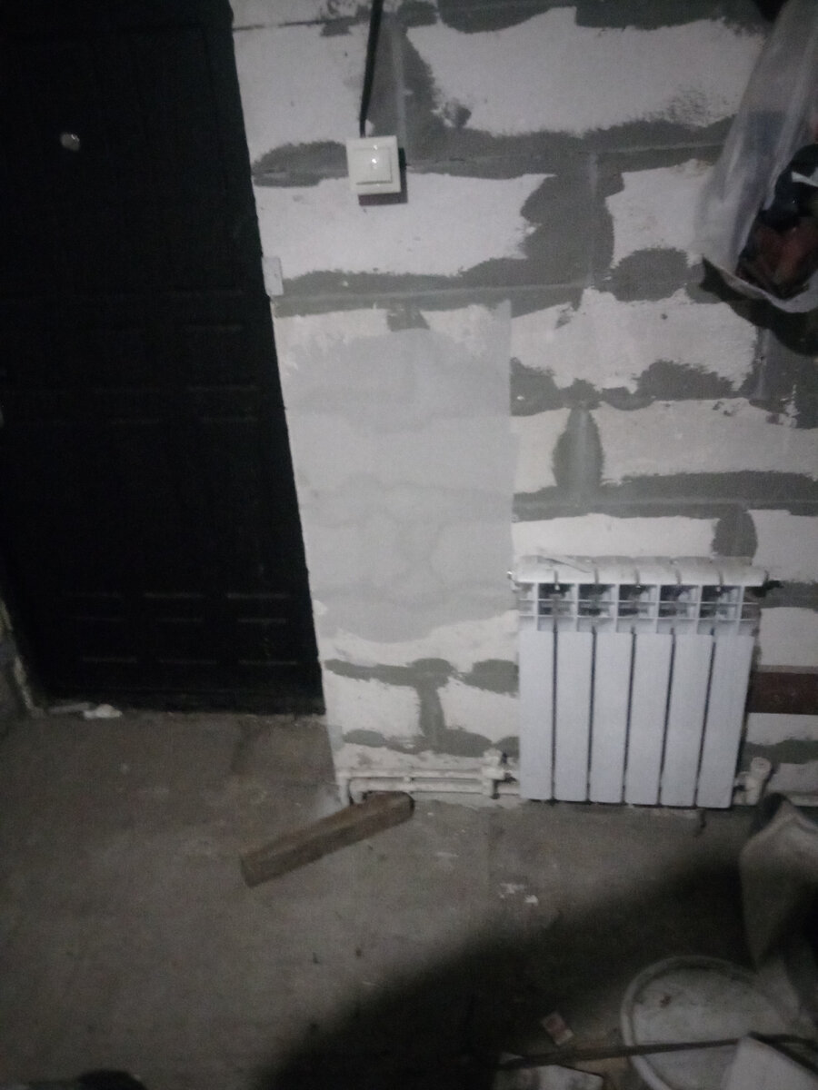 в коридоре батарея