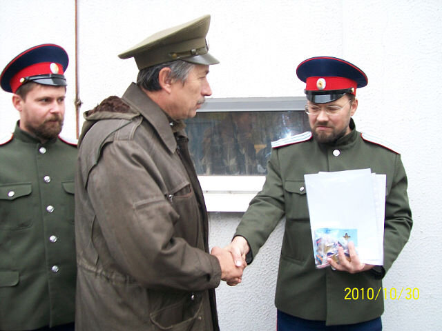 Писатель Александр Федотов (в очках) и Юрий Жуков.  г. Новочеркасск ХХ летие Первого Казачьего Круга