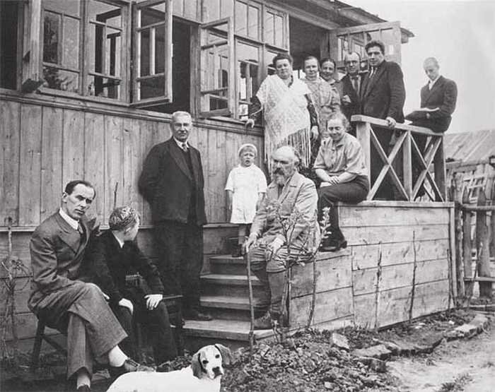 М.М. в загорском доме. В шали на крыльце — Ефросинья Павловна. 1939 год