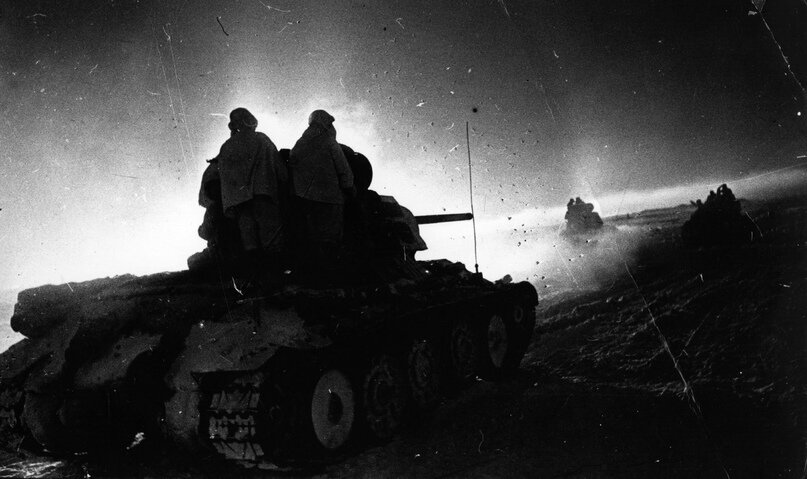 Советские танки Т-34 движутся ночью. Порой в разрыве фронта при достаточной решительности можно было двигаться даже так — главное успеть сомкнуть клещи за спиной противника