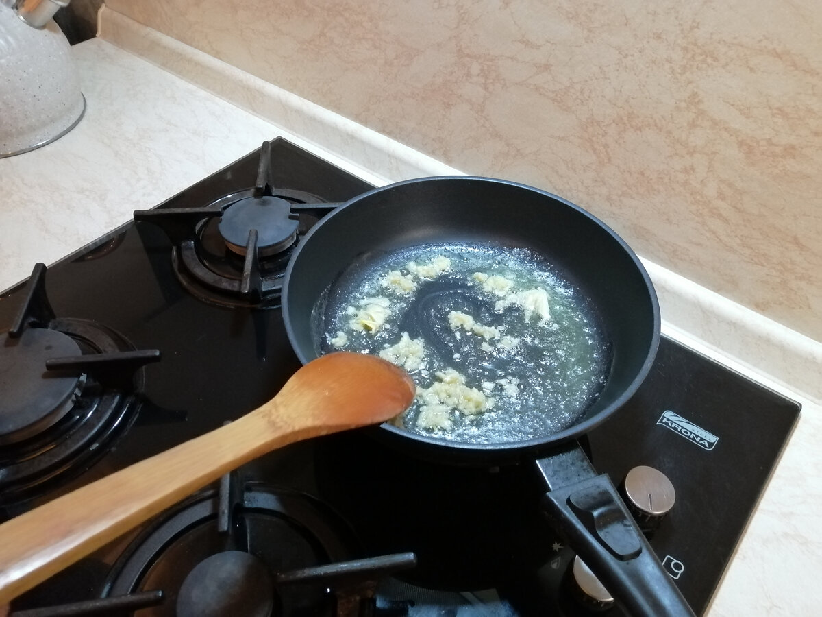 Обжариваем чесночок.