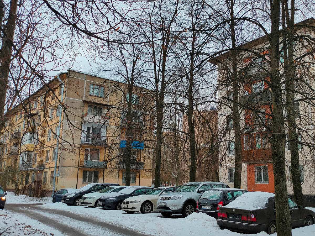 Февраль 2022 г. На этом месте стоял пластмассовый дом. Слева – дом №28, справа – дом №24 корпус 1.