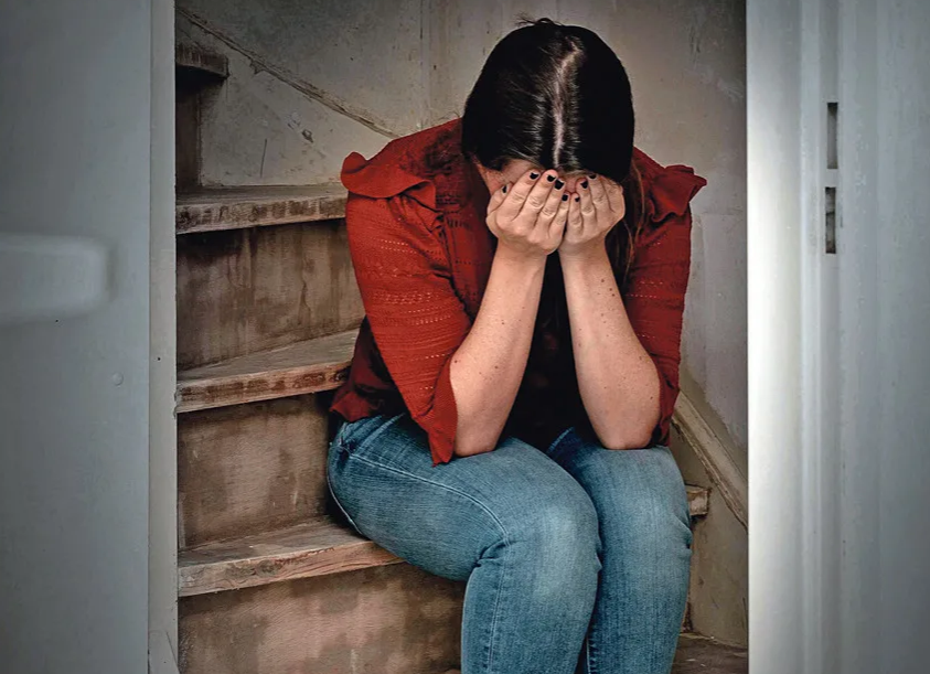 Я сидела и рыдала на ступеньках подъезда