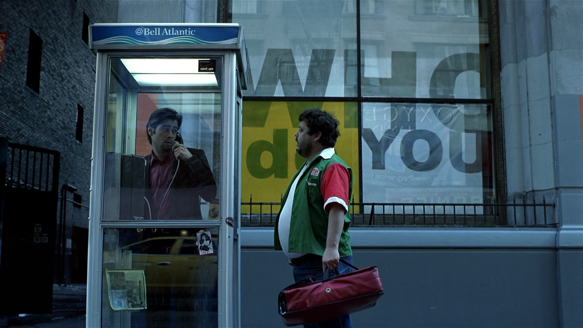 Доставщик пиццы стучится в телефонную будку