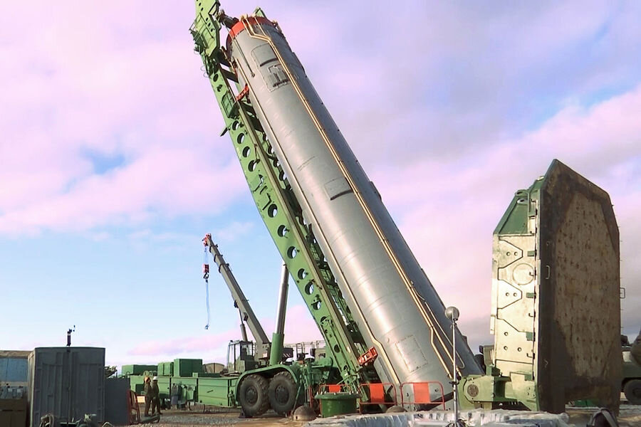 Межконтинентальная баллистическая ракета УР-100Н УТТХ стратегического комплекса «Авангард» во время загрузки в шахту на территории Ясненского ракетного соединения, 2020 год Снимок с видео/Минобороны РФ/