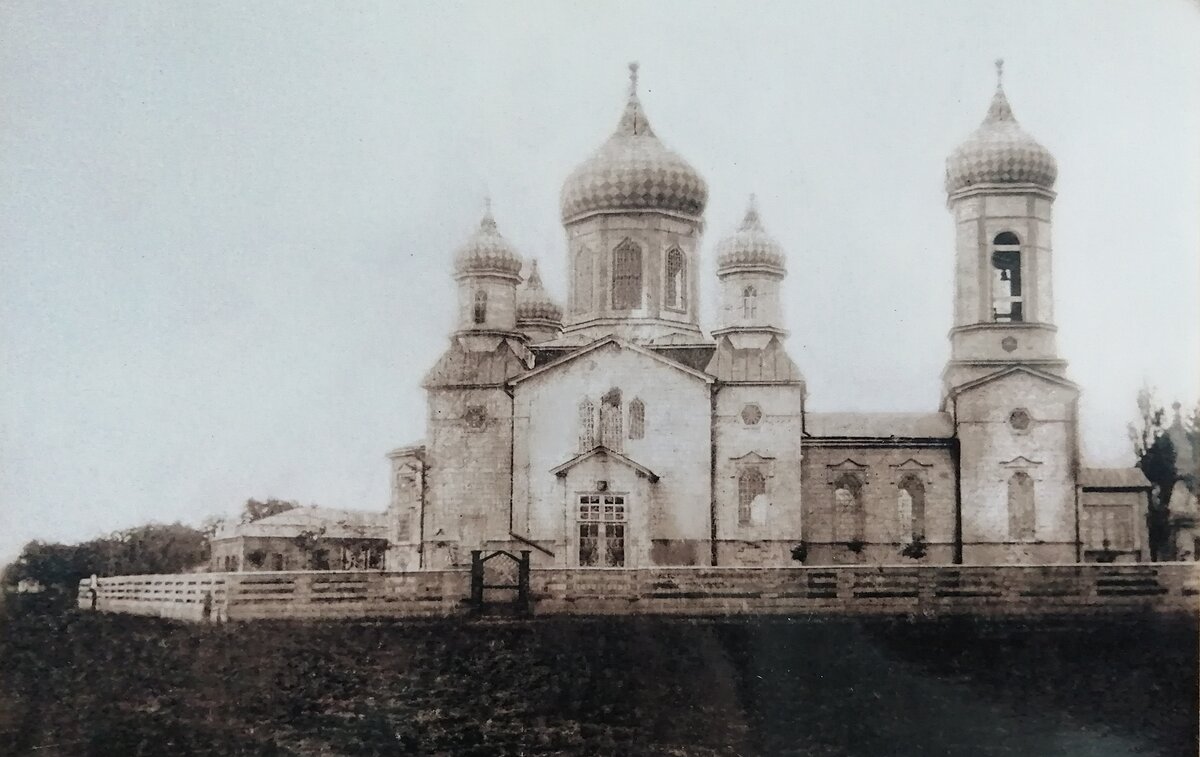 Единственная сохранившаяся фотография деревянного Свято-Никольского храма в станице Урупской (Советской).