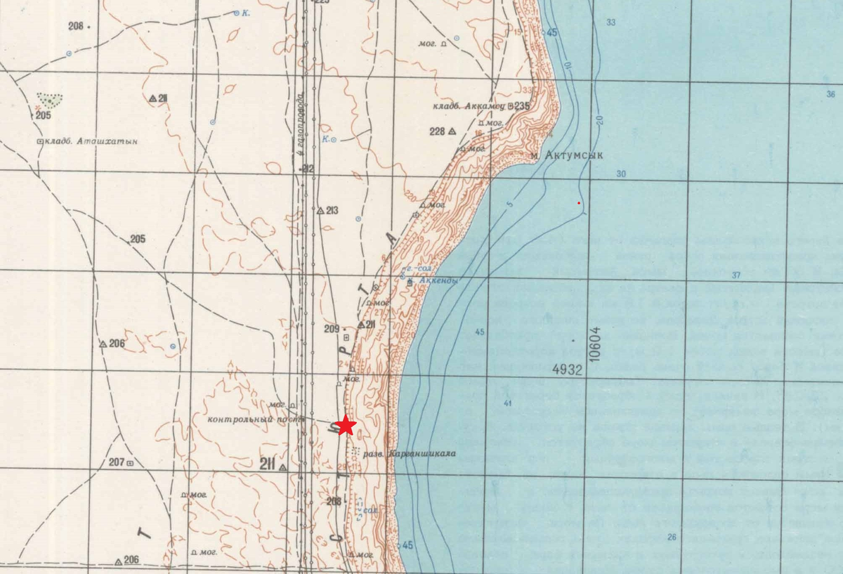 Вот так это место выглядит на листе топографической карты L-40-XXXV по состоянию на 1981 год. Звездочкой отмечено место моего выезда на край чинка где и начинается спуск к морю.