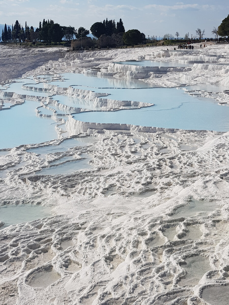 Памуккале невероятно похорошели за время пандемических ограничений, когда перемещения были не только ограничены, но во многих местах полностью запрещены. Карантин пошёл на пользу - травертины побелели, стали полноводными, произошёл процесс самовосстановления за те год-полтора, что сюда не ступала нога ни одного посетителя. Сейчас открыты. Очень рекомендую Памуккале к посещению. Фото автора. 12.04.2022г..