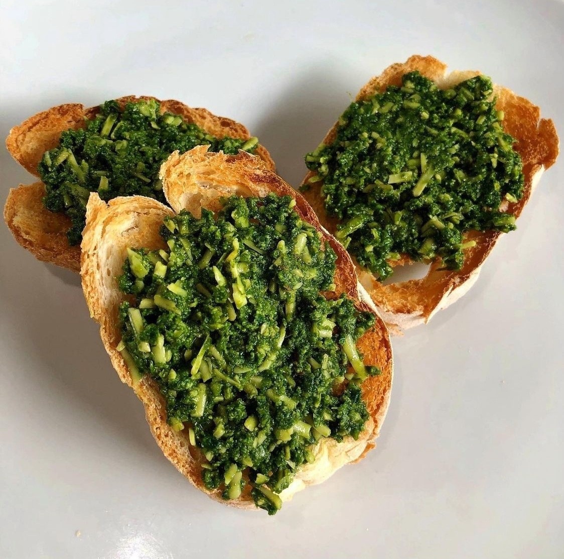 Соус песто на багете