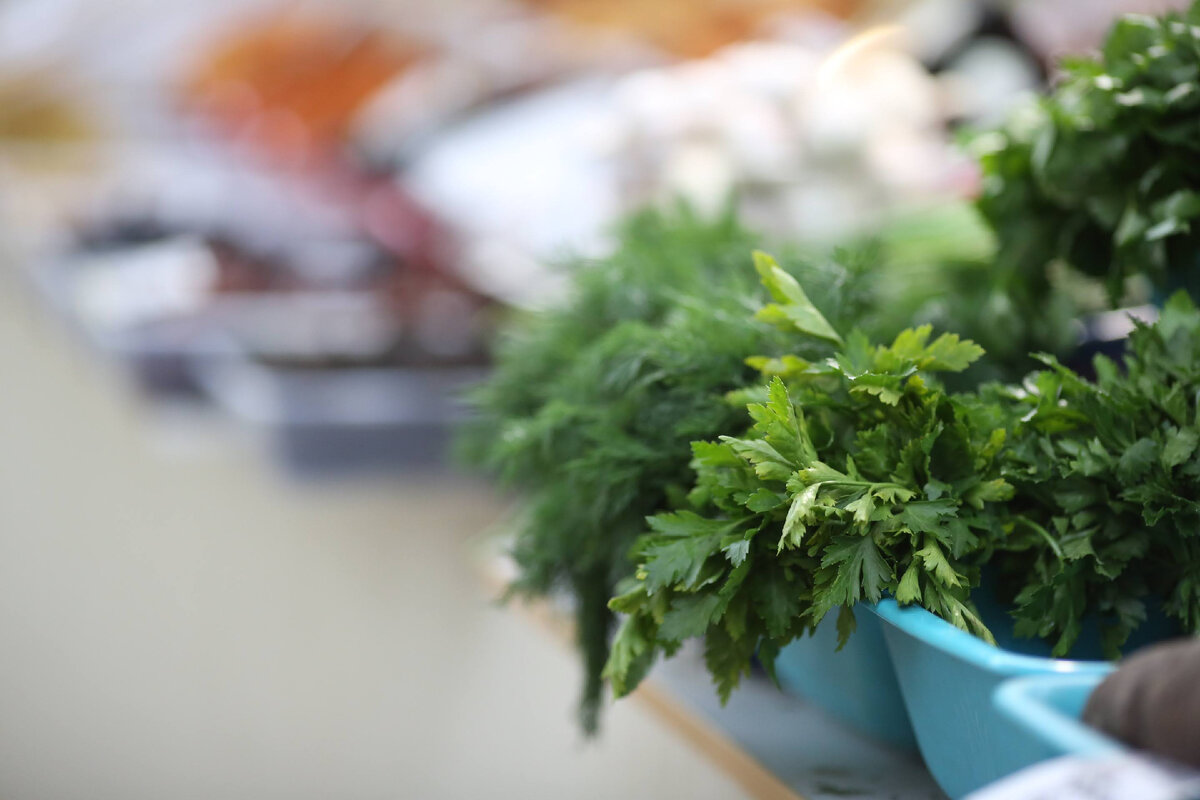 Петрушка повышает. Петрушка 100гр. Петрушка. Петрушка повышает. Пучок петрушки.