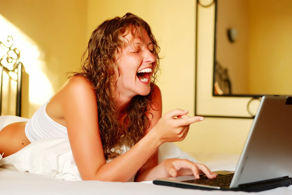 Женщины перед актом. Девушка смеется. Женщина с компьютером. Компьютер смеется. Женщина перед компьютером.