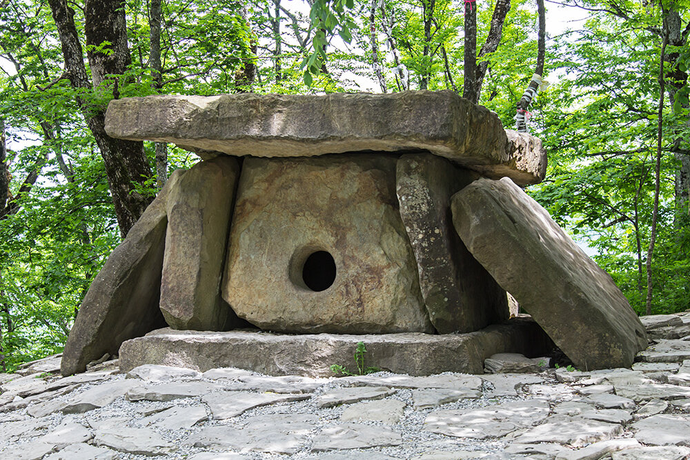 Несмотря на множество версий, назначение дольменов до конца не установлено. Фото: forum.awd.ru