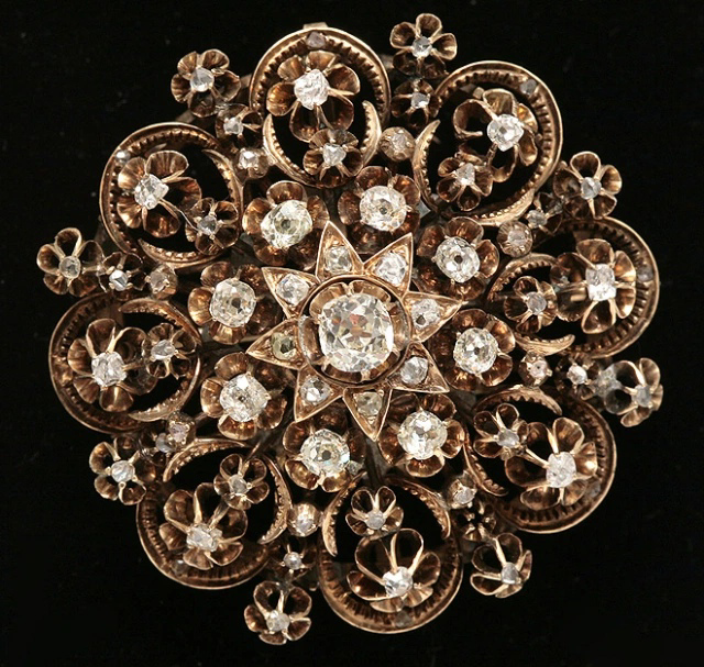 Уникальная старинная брошь ( трансформер) с природными бриллиантами и алмазами. Золото. Брошь с ажурным орнаментом в виде цветка украшена 56 бриллиантами старинной огранки "Роза". Россия,1871 год. Уникальность этой броши в том, что не подлежала реставрации и сохранилась в первозданном виде.