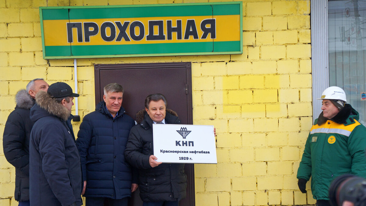     Борис Золотарев символически закрывает нефтебазу КНП около Октябрьского моста в 2019 году