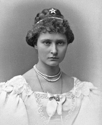 Алиса Гессенская в возрасте 15 лет, фото 1887 года. 