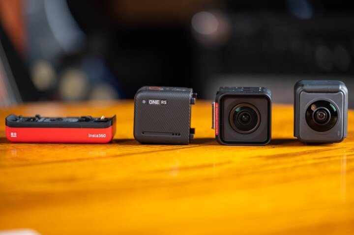    Камера в разобранном виде: батарейка и три модуля (основной, 4К, 360-градусный). Фотография: Digital Trends / Andy Zahn