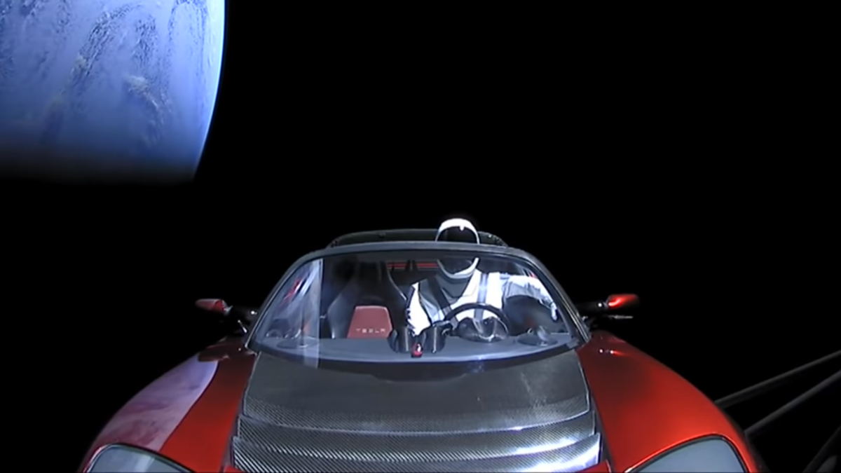 Tesla Roadster в космическом пространстве. Кадр из видео. Источник https://www.youtube.com/watch?v=aBr2kKAHN6M (листать вправо).