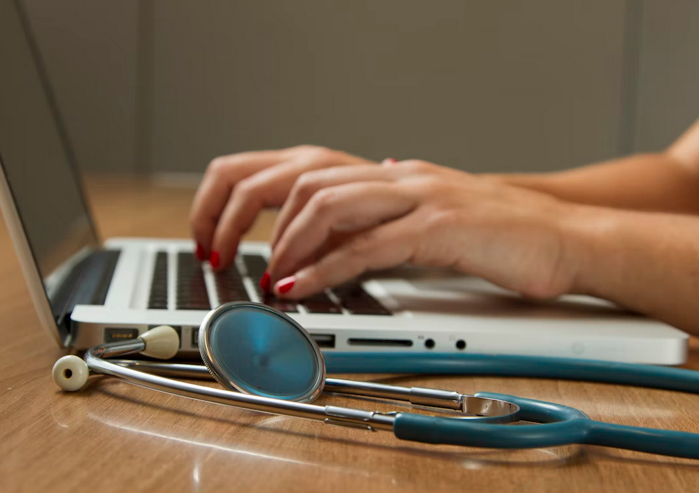 Одна из задач цифровизации медицины - повышение эффективности услуг. Фото National Cancer Institute Unsplash, используется по лицензии Unsplash License 