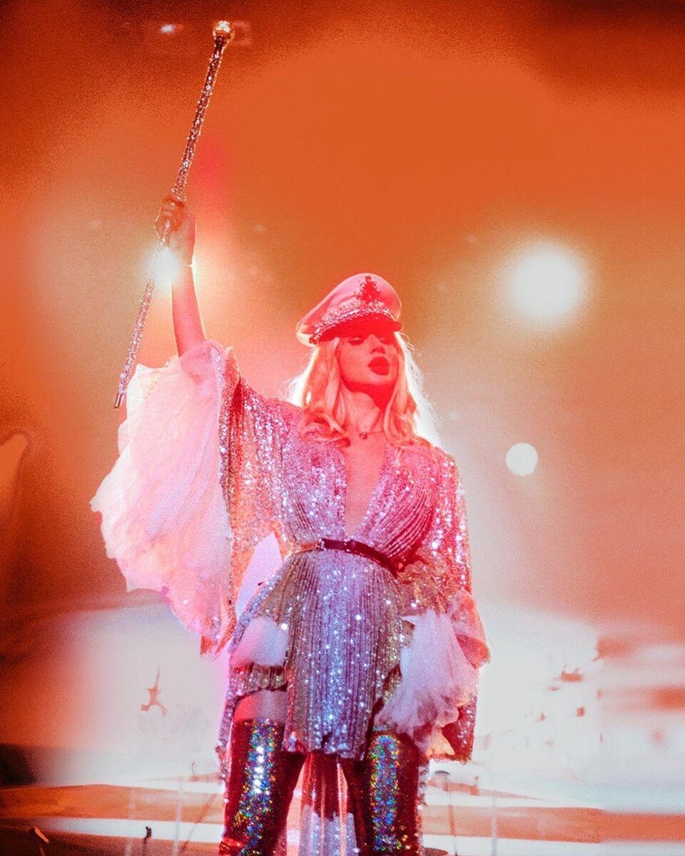    39-летняя украинская певица Светлана Лобода в начале прошлой неделе заявила о масштабном туре