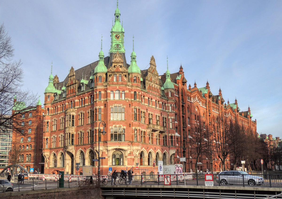 Логично, что архитектура города во многом определяется его главным предназначением. А поскольку Гамбург - крупный город-порт, именно здесь появился целый район портовых складов.
Шпайхерштадт (нем.-2