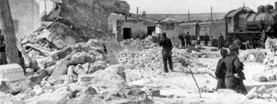 Разрушенная бомбардировкой станция Лом, погибли и ранены сотни людей