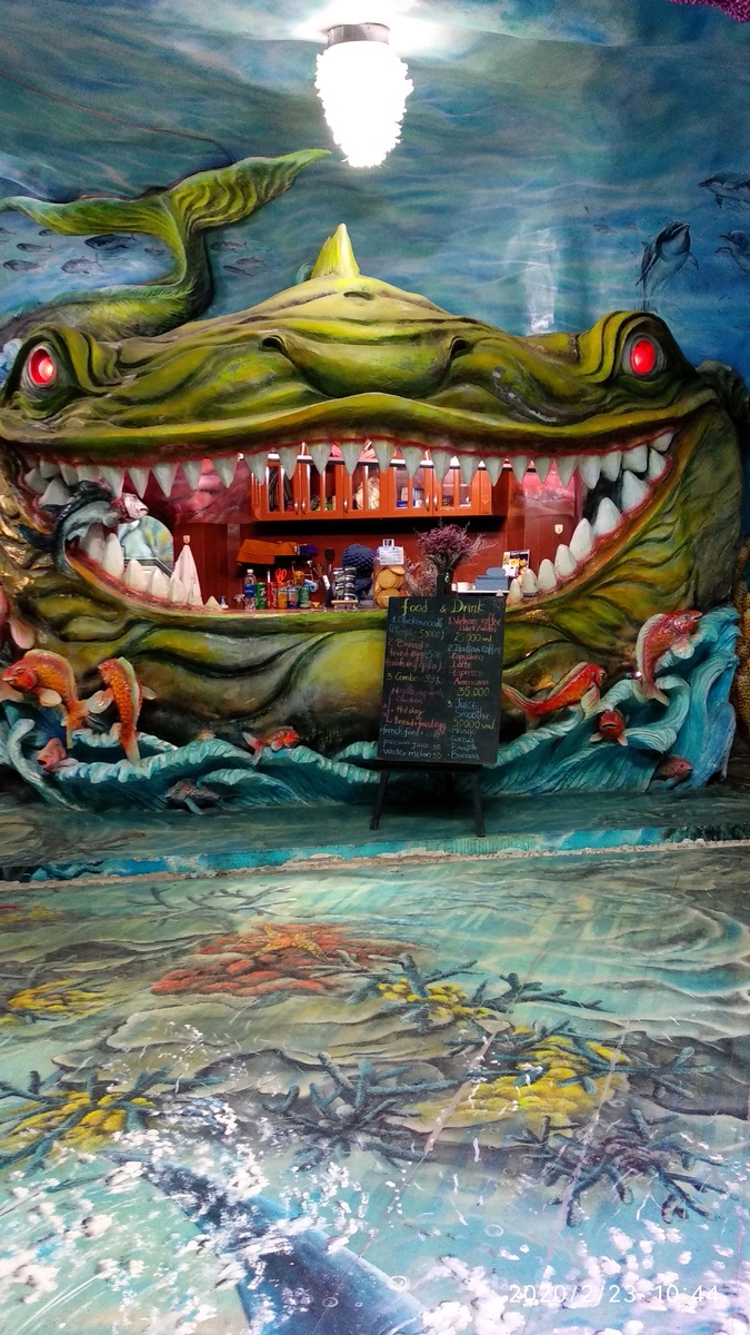 Бар  расположен в туристическом месте г.Далат под названием Crazy House в переводе как сумасшедший дом! (Вьетнам)Если вы будете во Вьетнаме обязательно посетите город Далат он расположен в горной местности в 80км от г. Нячанг . дорога на автобусе занимает около 2-2.5 часов, вид завораживающий ,серпантины,горы , эко -воздух, данная локация излюбленное туристами  место, архитектор данного дома много лет прожила в Москве, где  получила знания и умения для того ,чтобы творить такую красоту, в Далат чистый пропитанный сосновым маслом воздух, есть водопады, вокруг города сосновый лес, люди там проживают в основном со средним или же высоким достатком, основная часть населения ездит на авто, это еще и архитектурное наследие Вьетнама осталось от французской колонии, многие дома построены в Европейском стиле , маленькая Европа посреди гор Вьетнама, мой вам совет ехать туда минимум на сутки , самостоятельно на автобусе, без тур оператора, расскажу почему,делюсь своим опытом: Во первых вы с экономите на посещения туристических локаций, и сможете поехать туда ,куда сами заходите, а не по маршруту тур оператора, и никто вас не будет подгонять по времени, заходите в интернет , и смотрите на каком автобусе и в какое время вам будет комфортно доехать, вы по настоящему сможете на себе испытать опыт поездки на слип басе, это комфортабельный автобус ,в лежачем положении ,имеет 2 яруса, стоимость мне обошлась в один конец около 300р, на букинге  снял жилье которое на сутки мне обошлось в 600р , аренда велосипеда 250р,т.к скутер арендовать не получилось там строго у меня требовали международные права на права управления категории А, люди там говорят в основном на английском,гостеприимны в моем случае. Во вторых почему стоит там остаться,там крутой и очень большой ночной рынок, есть распродажи вещевые,для понимания куртку я там приобрел за 75 р, стильная вещица, там можно за купится сразу и на зимний сезон, продаются хорошие дубленки, вообщем если планируете посетить данный рынок , то берите больше вьетнамской валюты чтобы потом не пожалеть, одеть там можно всю семью гораздо дешевле чем в РФ, рынок работает только в вечернее время, вы так же можете купить там кофе   по цене дешевле чем в Нячанг, и лекарственные средства, т.к их производят именно там, к примеру Артишок, покушать там местной клубники ,которой нет в Нячанг.В третьих вы можете спокойно погулять по Далат ,там есть современный парк, и различные инсталяции ,озеро в центре города где можно поплавать на катамаране, всего этого не будет ,если вы поедите туда организованным туром. И теперь лайфак,берите с собой верхнюю одежду,т.к там прохладно даже днем, город в горах и температура другая, и обязательно крем от загара ,вы находитесь ближе к солнцу именно там у меня загарело лицо, этого увы я не учел, гуляйте и получайте удовольствие от этого прекрасного места, так же может заранее составить ваш туристический маршрут, чтобы не терять времени, подписывайтесь, ставьте лайки, задавайте вопросы, всем приятных мгновений,спасибо!!