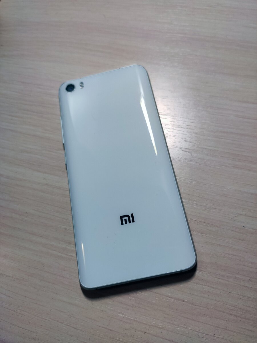 Мой старенький Xiaomi Mi 5. Все еще доказывает, что дешево и качественно - это возможно :)