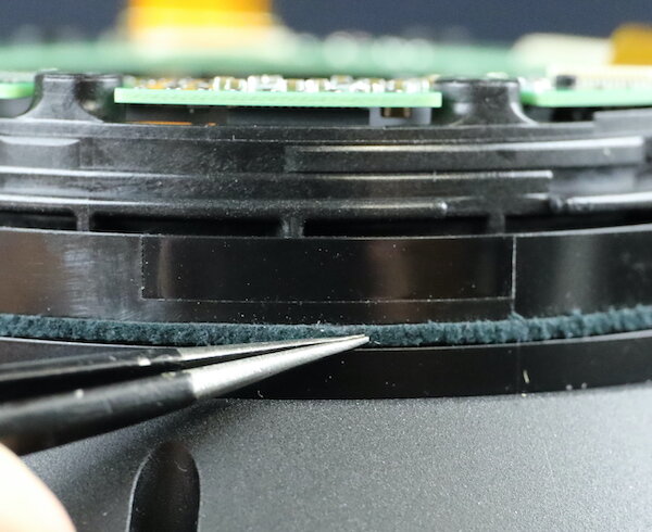 Обычный войлок, а не резина. Так что о герметичности объектива говорить не приходится