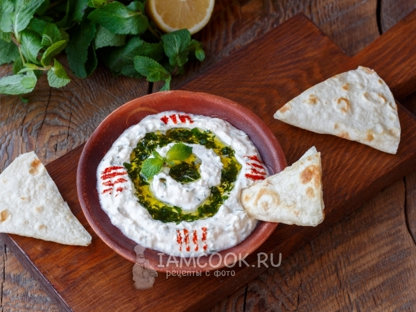 Одним из самых распространенных турецких мезе, является соус «Хайдари», который традиционно готовится из густого натурального йогурта с добавлением сыра/ брынзы, мяты, оливкового масла и лимонного сока.