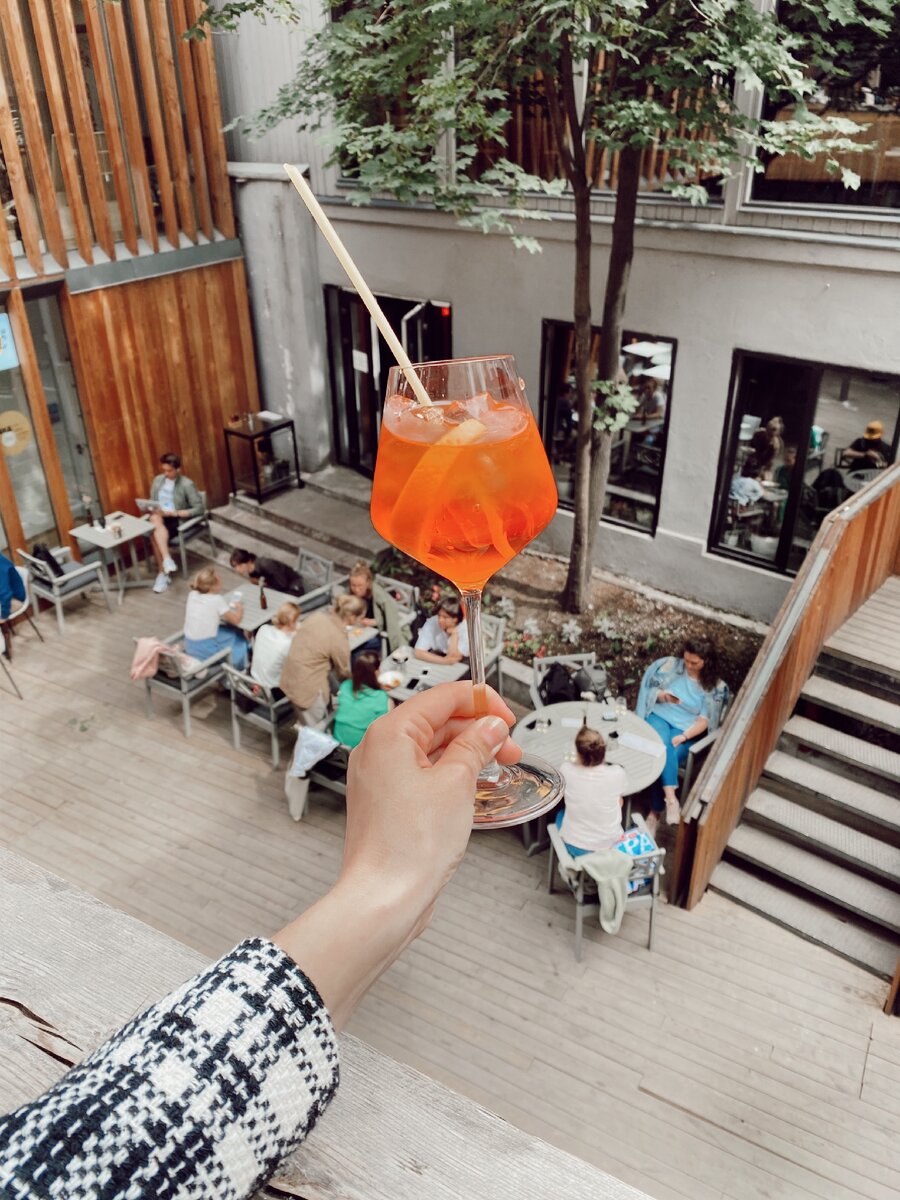 Третий кластер, Невинный бар