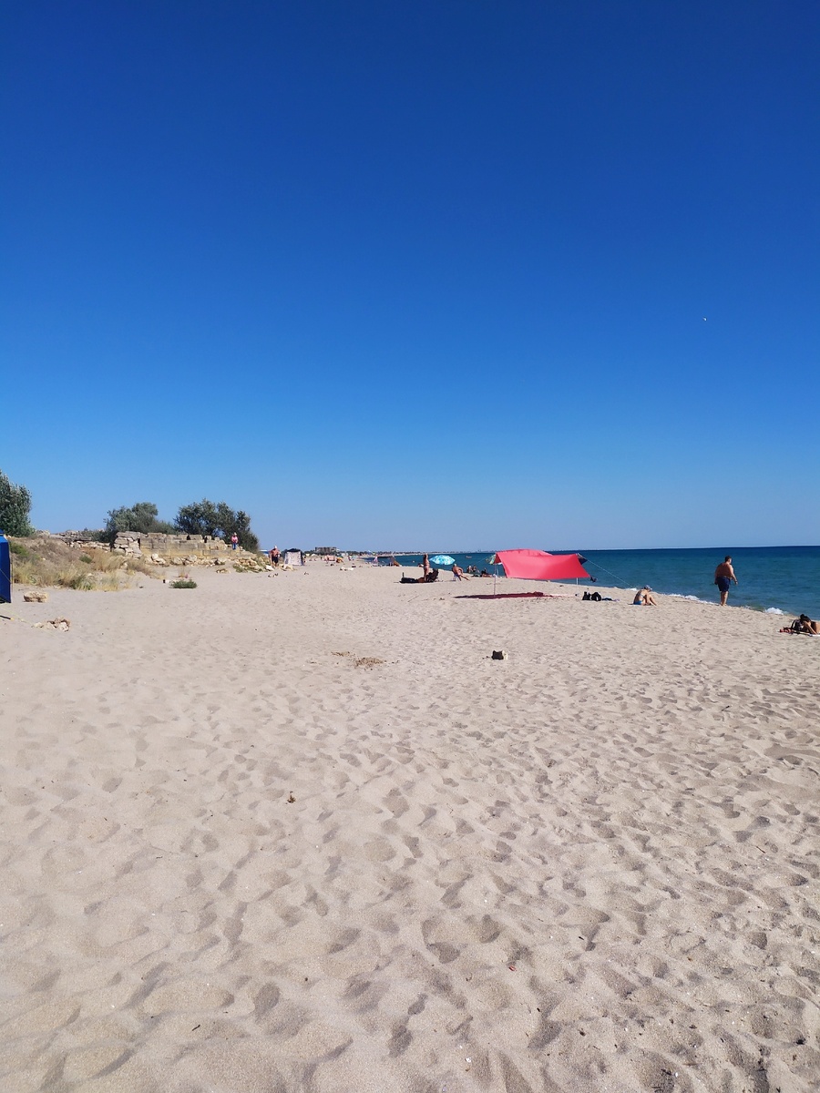 Пляж. Слева вверху развалины греко-скифского городища