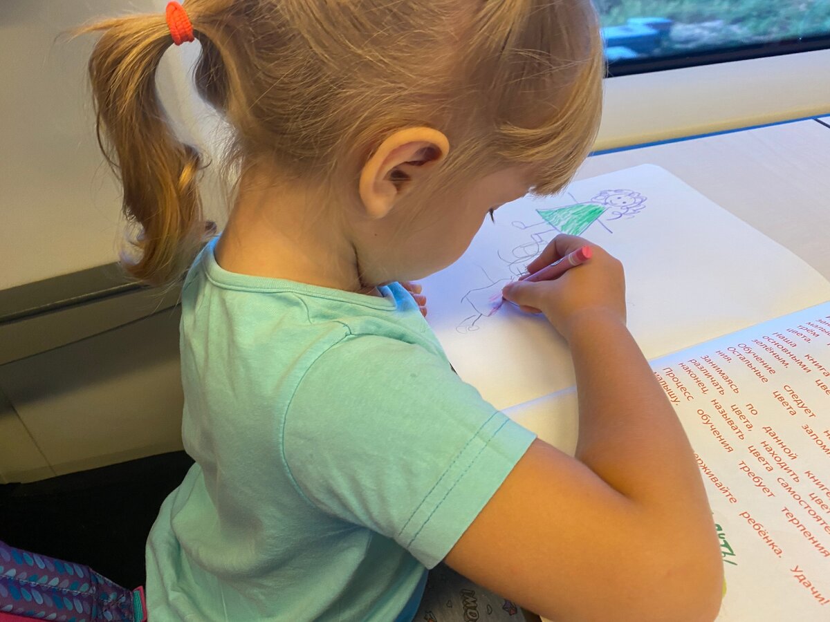 Катя рисует карандашами в книжке. Фото из личного архива