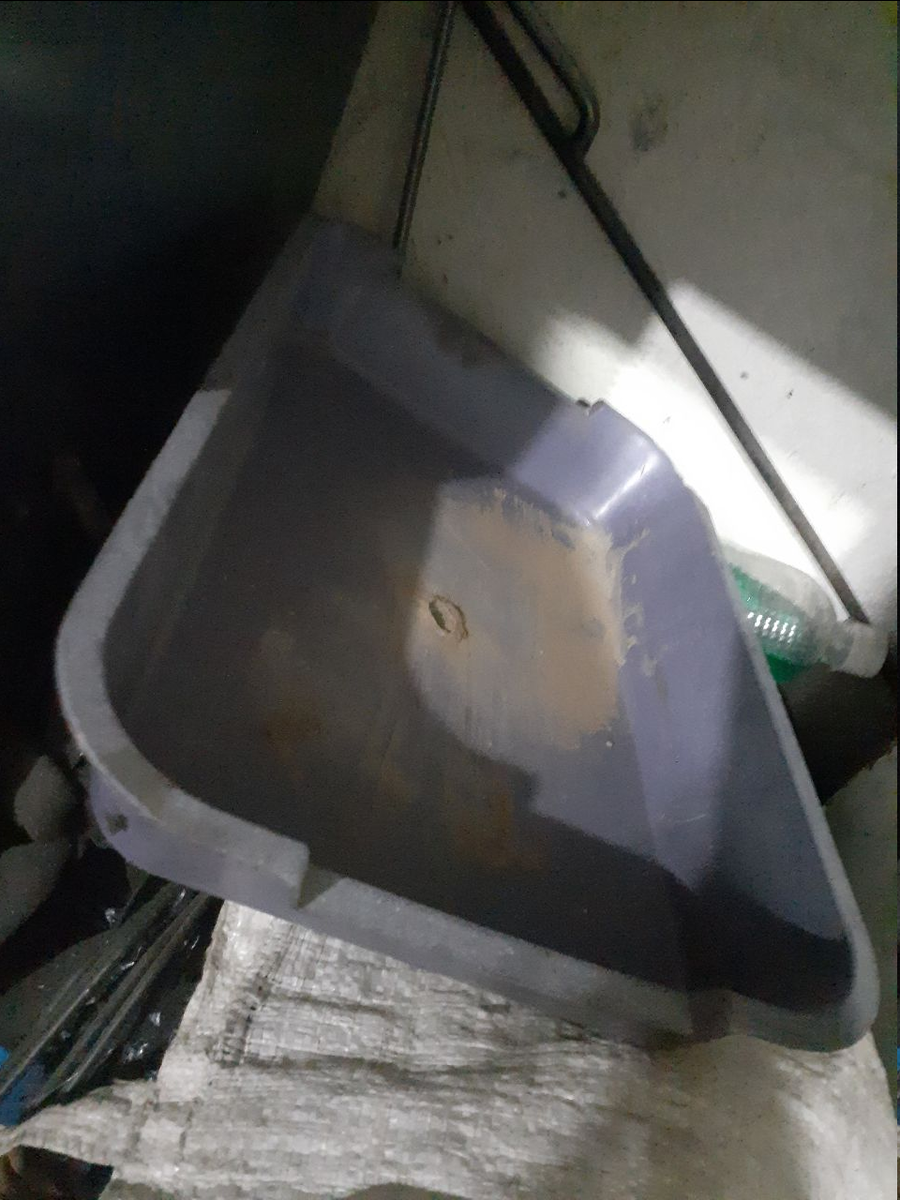 А должен вот сюда – именно здесь ему и место. 